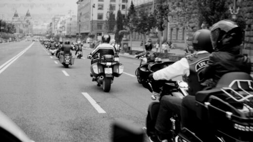 Motocykl w mieście: technika jazdy w korkach i typowe zagrożenia