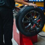 Montażownica automatyczna czy półautomatyczna: kiedy dopłata ma sens w małym warsztacie?